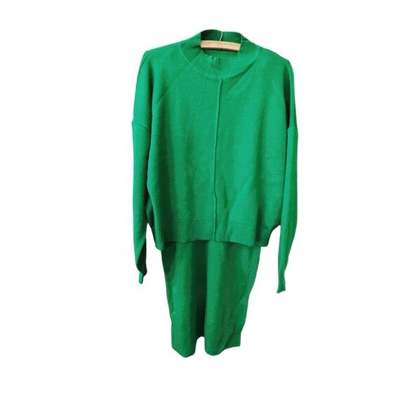 Made in Turkey , two piece set size L Kelly Green top and skirt. - Picture 2 of 13